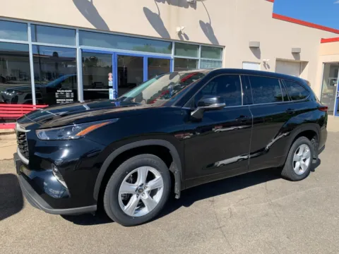 Black 2022 Toyota Highlander LE for sale in Meriden, CT