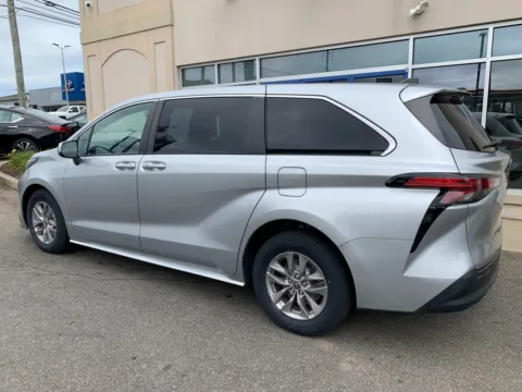 More photos of 2022 Toyota Sienna LE at Star Auto Sales, CT