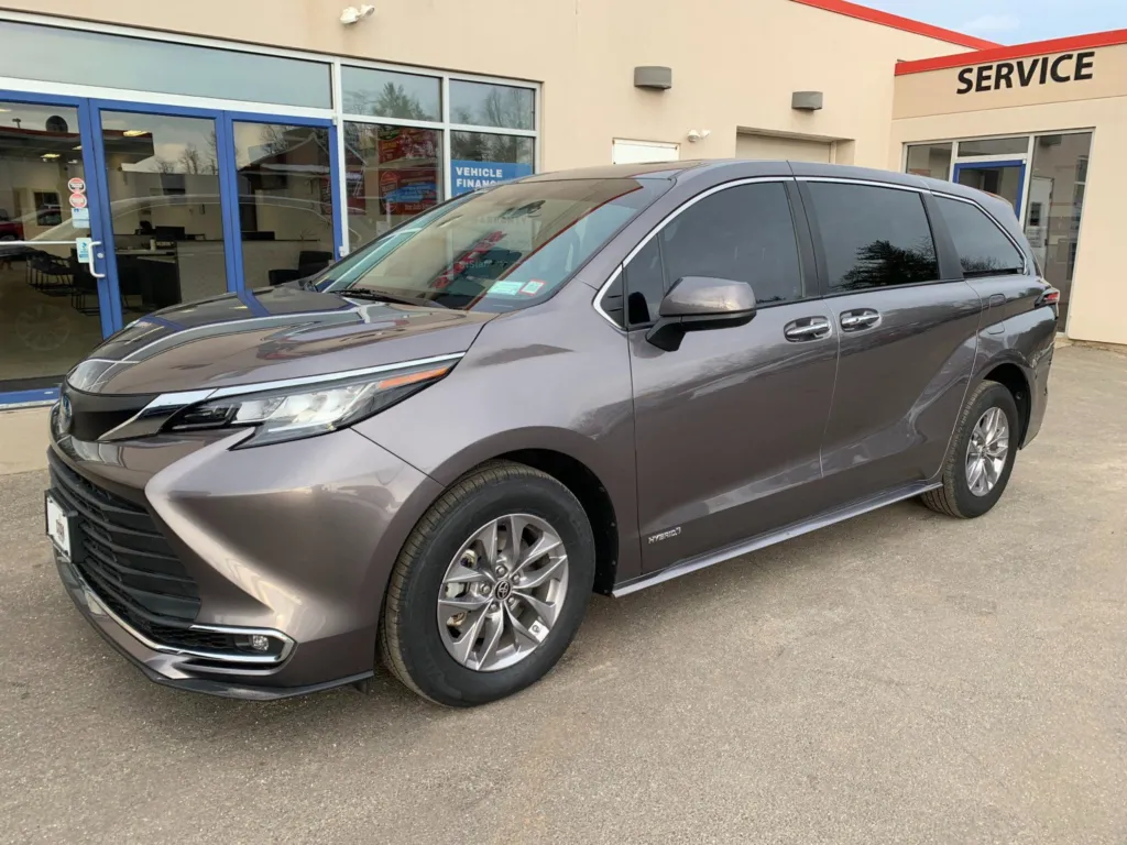 2021 Toyota Sienna XLE for sale in Meriden, CT