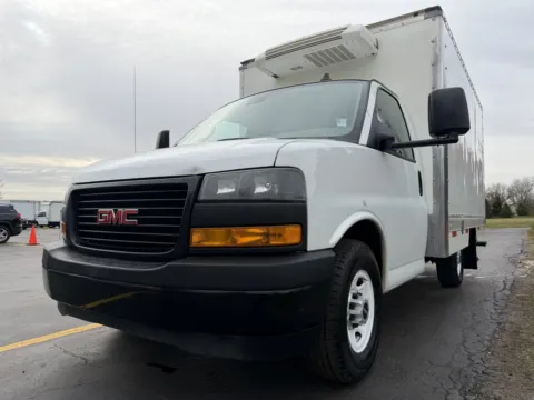 More photos of 2019 GMC 3500 12ft Box Truck at Signature Truck Center, IL