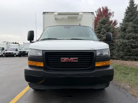 More photos of 2019 GMC 3500 12ft Box Truck at Signature Truck Center, IL