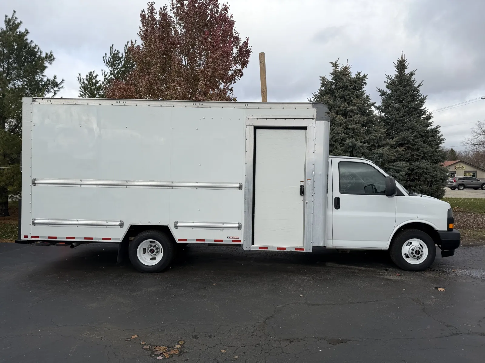 White 2022 GMC 3500 16ft Box Truck with Side Door for sale in Crystal Lake, IL