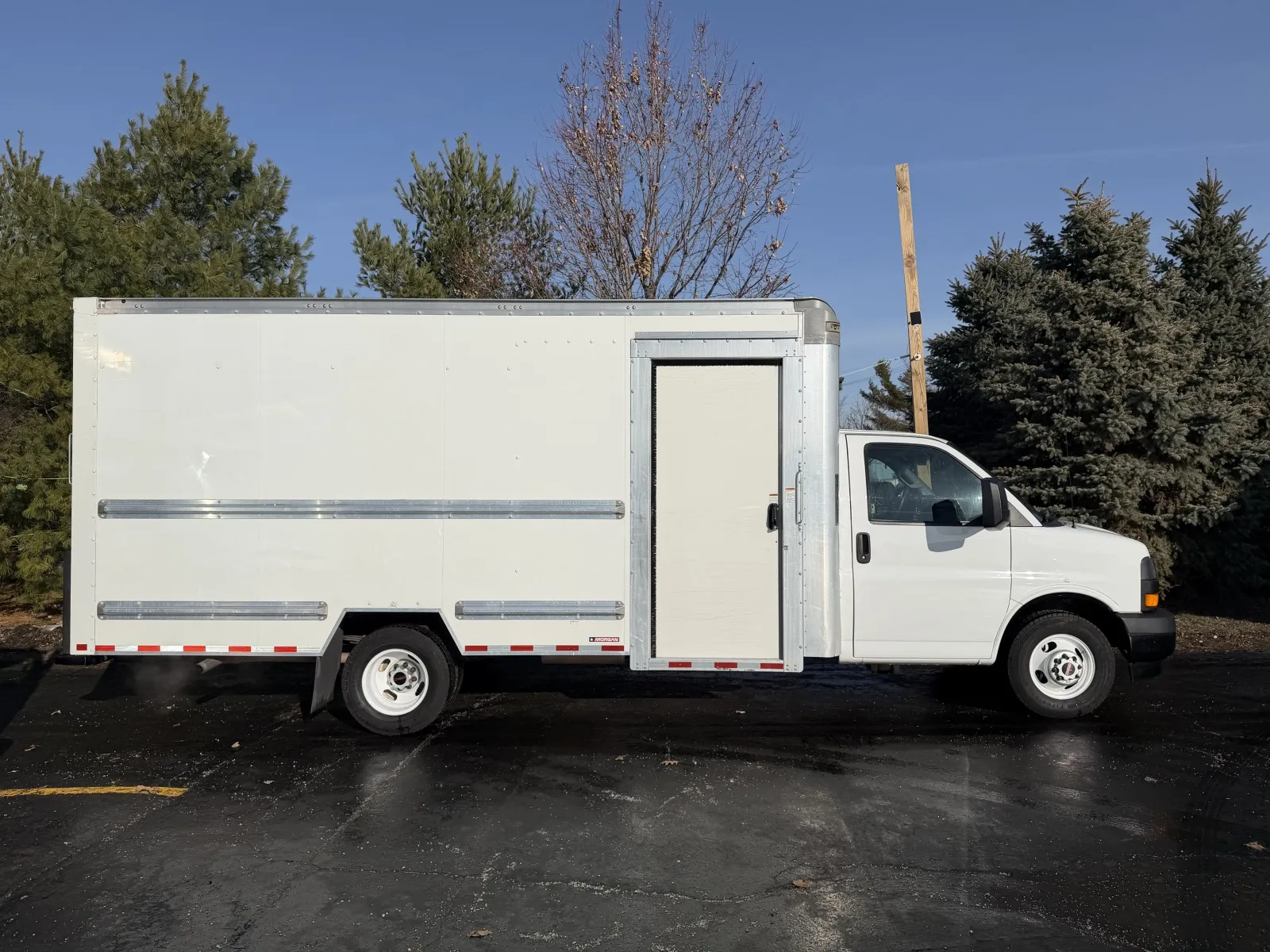 2022 GMC Savana Cutaway Work Van's photo