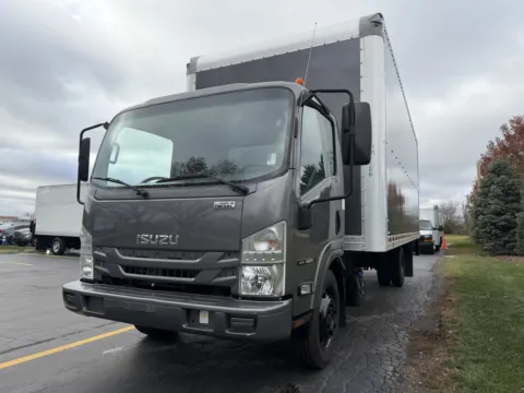 More photos of 2019 Isuzu NRR 22ft Box Truck at Signature Truck Center, IL