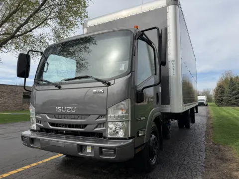 More photos of 2019 Isuzu NRR 22ft Box Truck at Signature Truck Center, IL