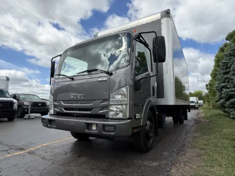 More photos of 2019 Isuzu NRR 22ft Box Truck at Signature Truck Center, IL