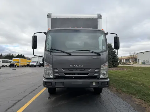More photos of 2019 Isuzu NRR 22ft Box Truck at Signature Truck Center, IL