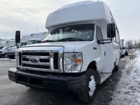 More photos of 2017 Ford E-Series E-450 SD at Signature Truck Center, IL