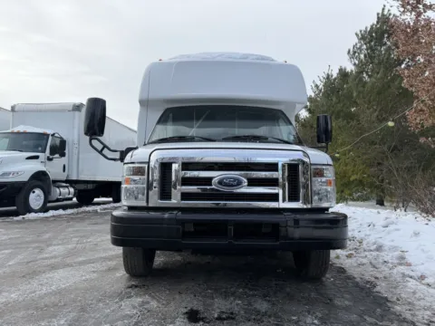 More photos of 2017 Ford E-Series E-450 SD at Signature Truck Center, IL