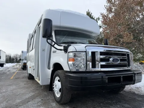 Another view of 2017 Ford E-Series E-450 SD for sale in Crystal Lake, IL at Signature Truck Center