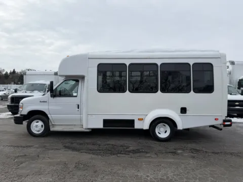 Photos of 2017 Ford E-Series E-450 SD for sale in Crystal Lake, IL at Signature Truck Center