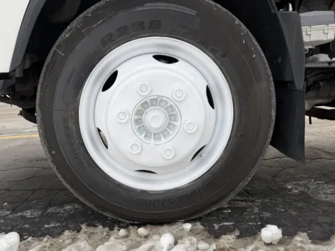 More photos of 2020 Isuzu 16 Ft NPR w/ Lift (GAS) at Signature Truck Center, IL