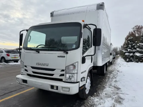 More photos of 2020 Isuzu 16 Ft NPR w/ Lift (GAS) at Signature Truck Center, IL