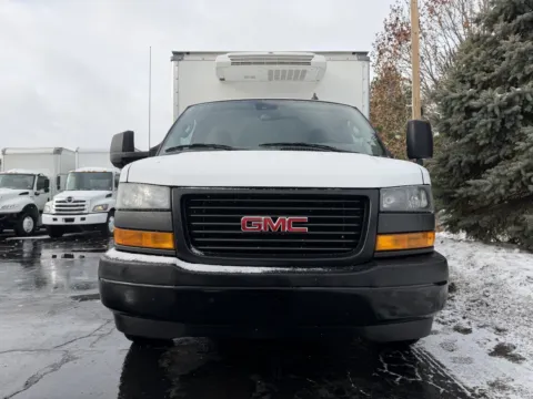 More photos of 2020 GMC 3500 12ft Box Truck at Signature Truck Center, IL