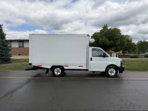White 2020 GMC 3500 12ft Box Truck for sale in Crystal Lake, IL