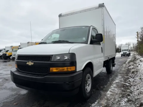 More photos of 2020 Chevrolet 3500 12ft Box Truck with Lift Gate at Signature Truck Center, IL