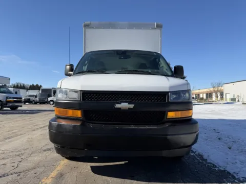 More photos of 2020 Chevrolet 3500 12ft Box Truck with Lift Gate at Signature Truck Center, IL