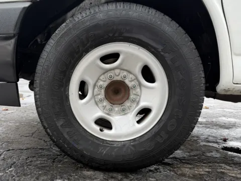 More photos of 2020 Chevrolet 3500 12ft Box Truck with Lift Gate at Signature Truck Center, IL