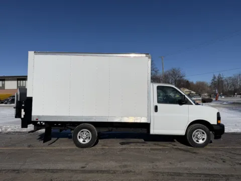White 2020 Chevrolet 3500 12ft Box Truck with Lift Gate for sale in Crystal Lake, IL