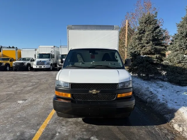 More photos of 2020 Chevrolet 3500 12ft Box Truck with Lift Gate at Signature Truck Center, IL