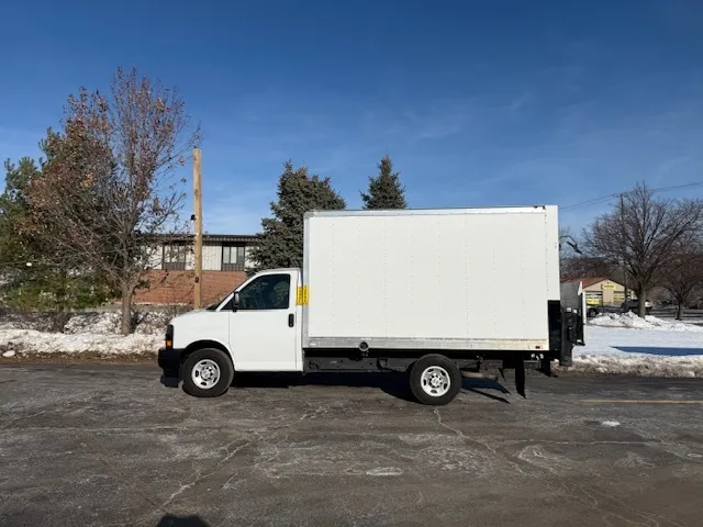 More photos of 2020 Chevrolet 3500 12ft Box Truck with Lift Gate at Signature Truck Center, IL