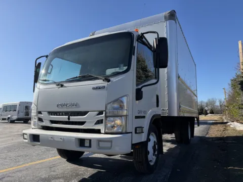 More photos of 2020 Isuzu 16 Ft NPR w/ Lift (GAS) at Signature Truck Center, IL