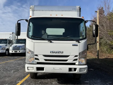 More photos of 2019 Isuzu NPR XD 16ft Box Truck with Lift Gate at Signature Truck Center, IL