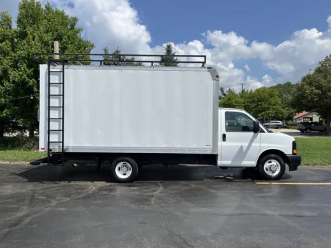 White 2017 Chevrolet 3500 16ft Box Truck for sale in Crystal Lake, IL