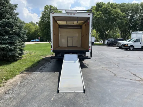 More photos of 2017 Chevrolet 3500 16ft Box Truck at Signature Truck Center, IL