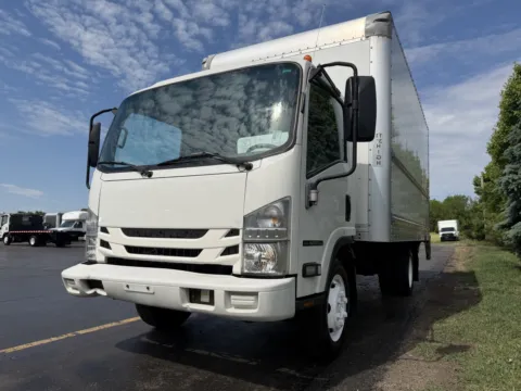 More photos of 2018 Isuzu NPR 16ft Box Truck with Lift Gate at Signature Truck Center, IL