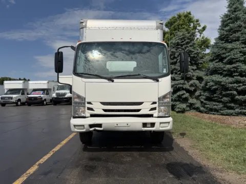 More photos of 2018 Isuzu NPR 16ft Box Truck with Lift Gate at Signature Truck Center, IL