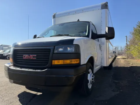 More photos of 2021 GMC 3500 16ft Box Truck at Signature Truck Center, IL
