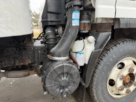 More photos of 2020 Isuzu NPR 16ft Box Truck with Side Roll Up Door at Signature Truck Center, IL