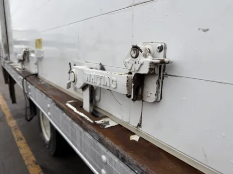 More photos of 2020 Isuzu NPR 16ft Box Truck with Side Roll Up Door at Signature Truck Center, IL