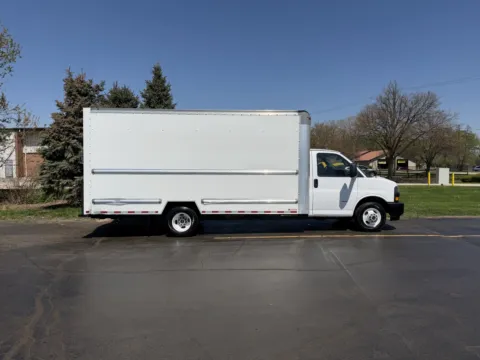 White 2021 GMC 3500 16ft Box Truck for sale in Crystal Lake, IL