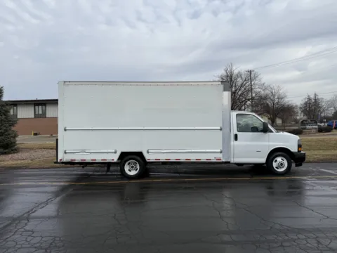 White 2021 GMC 3500 16ft Box Truck for sale in Crystal Lake, IL