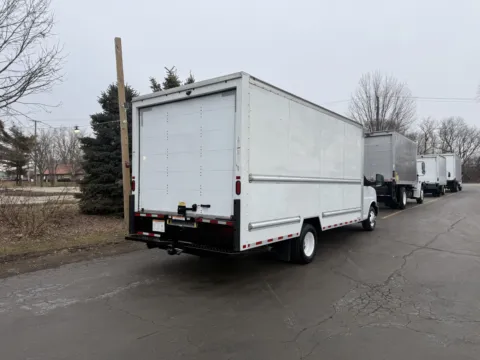 More photos of 2021 GMC 3500 16ft Box Truck at Signature Truck Center, IL