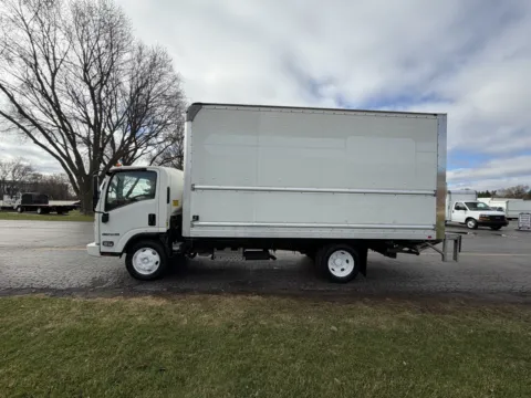 More photos of 2019 Isuzu NPR 16ft Box Truck with Lift Gate at Signature Truck Center, IL