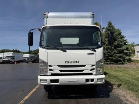 More photos of 2019 Isuzu NPR 16ft Box Truck with Lift Gate at Signature Truck Center, IL