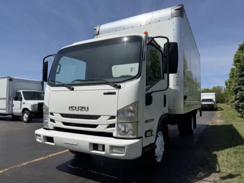 More photos of 2019 Isuzu NPR 16ft Box Truck with Lift Gate at Signature Truck Center, IL