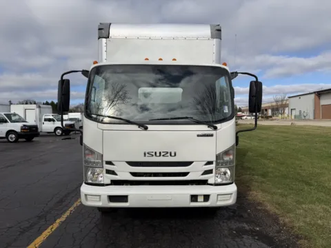 More photos of 2019 Isuzu NPR 16ft Box Truck with Lift Gate at Signature Truck Center, IL