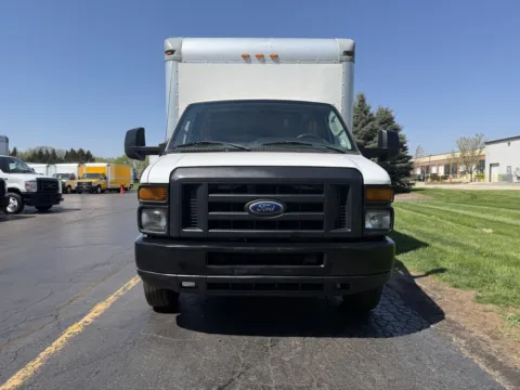 More photos of 2015 Ford E-350 16ft Box Truck at Signature Truck Center, IL