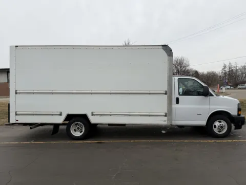 White 2021 GMC 3500 16ft Box Truck for sale in Crystal Lake, IL