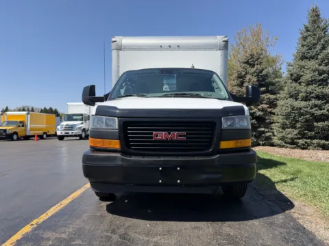 More photos of 2021 GMC 3500 16ft Box Truck at Signature Truck Center, IL