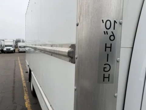 More photos of 2021 GMC 3500 16ft Box Truck at Signature Truck Center, IL