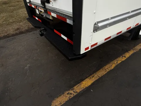 More photos of 2022 Ford E-350 16ft Box Truck at Signature Truck Center, IL