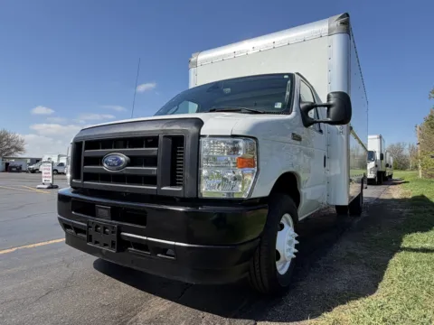 More photos of 2022 Ford E-350 16ft Box Truck at Signature Truck Center, IL