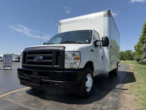 More photos of 2022 Ford E-350 16ft Box Truck at Signature Truck Center, IL