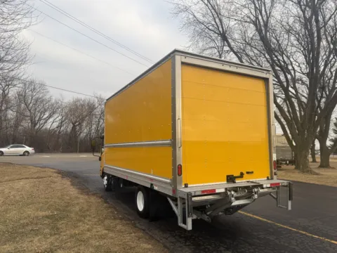 More photos of 2022 Isuzu NPR HD 16ft Box Truck with Lift Gate at Signature Truck Center, IL