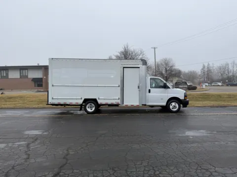 White 2022 GMC 3500 16ft Box Truck for sale in Crystal Lake, IL